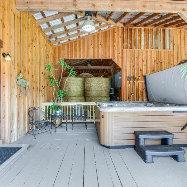 Clarkesville Rustic Hideaway on 38-Acre Farm!，位于Clarkesville的酒店
