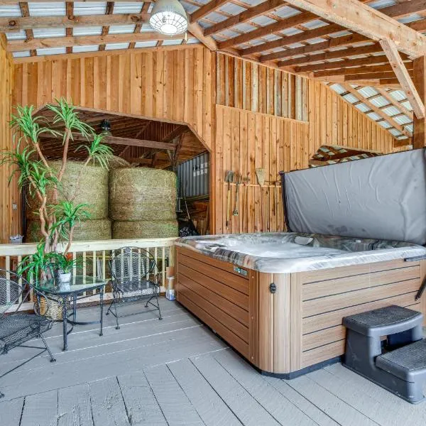 Converted Barn Couple's Oasis Near Tallulah Gorge，位于Clarkesville的酒店