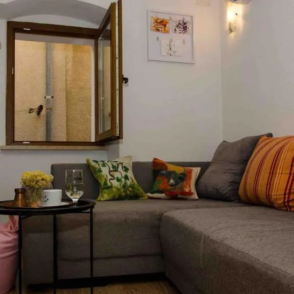 Lovely vacation house in old city Cres with parking，位于茨雷斯的酒店