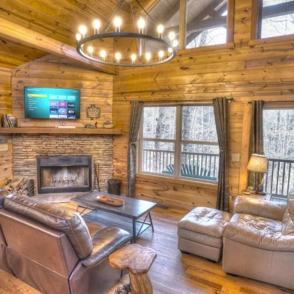 Luxury Cabin Sleeps 8 with creekside fire pit near Helen GA，位于Clarkesville的酒店