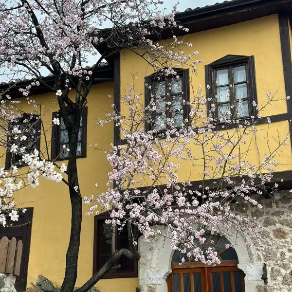 Rooms Nesti INSIDE OF CASTLE，位于克鲁亚的酒店