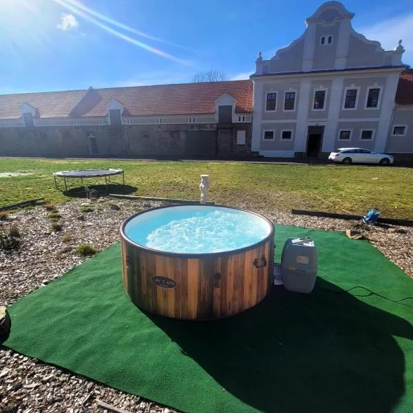 Chateau Moravany - apartmány, teepee a wellness，位于Podhořany的酒店