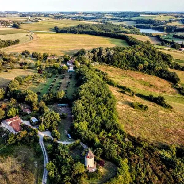 Ferme du Moulin de Paillères, vue panoramique, piscine - idéal 4 à 5 personnes，位于Galapian的酒店