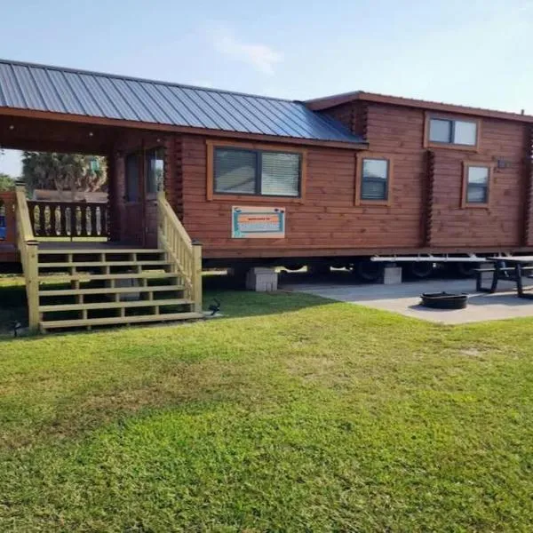 Water view Cabin near North Topsail Beach，位于Sneads Ferry的酒店