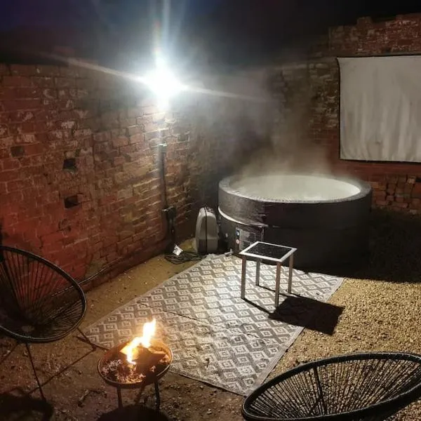 Courtyard Hot Tub Dome Lincoln - Heated, Projector Firepit，位于Lissington的酒店