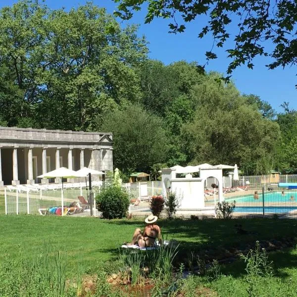 Camping Parc d'Audinac Les Bains，位于Moulis的酒店