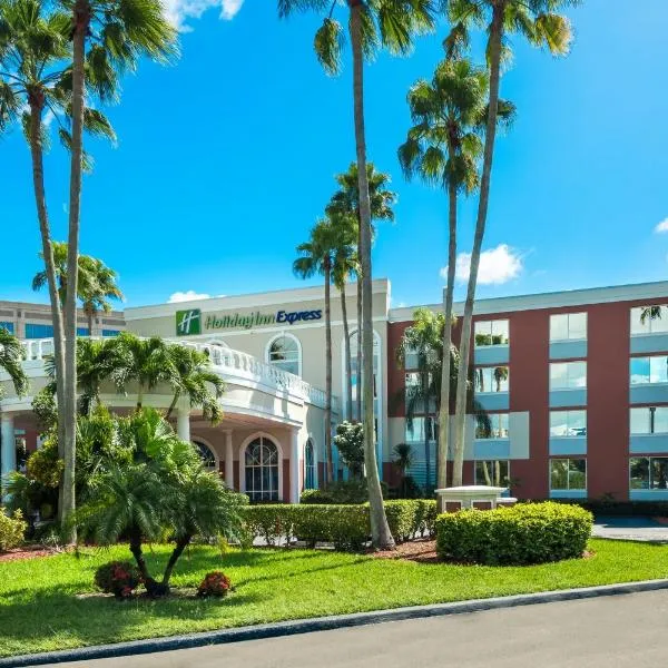 迈阿密机场多拉地区快捷假日酒店，位于海厄利亚加登斯的酒店