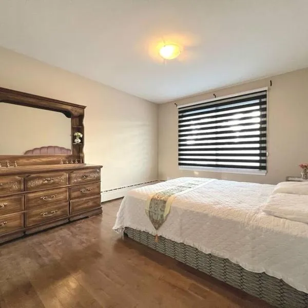 Comfortable entire 3BDR Apt in Laval Montreal，位于拉瓦尔的酒店
