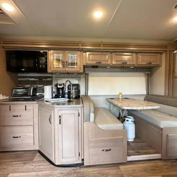 Private Cozy R/V , for your enjoyment，位于Tamiami的酒店