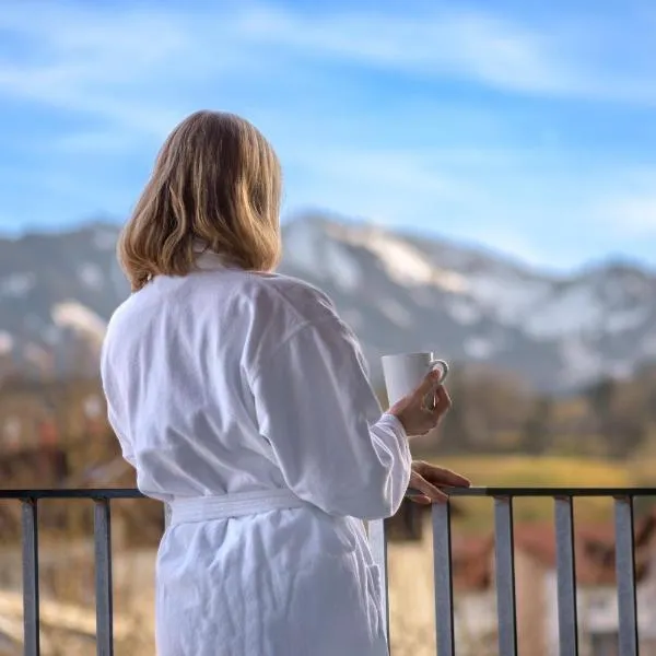 Berg Fux - Neubau mit 3 Schlafzimmern, großer Balkon, Panorama Bergblick, 2 Parkplätze，位于松托芬的酒店