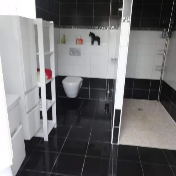 chambre avec salle de bain privatisée avec petit déjeuner compris，位于Laperrière-sur-Saône的酒店