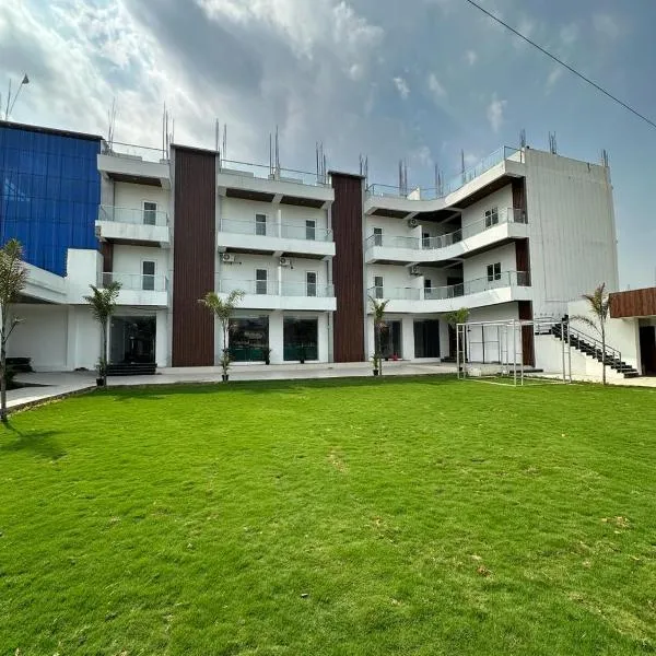AKS INTERNATIONAL HOTEL AND RESORT，位于Sasarām的酒店
