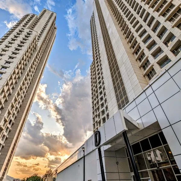 19th Floor Secure Condo with Pool, Fitness, Parking Included in Price，位于斯科普里的酒店