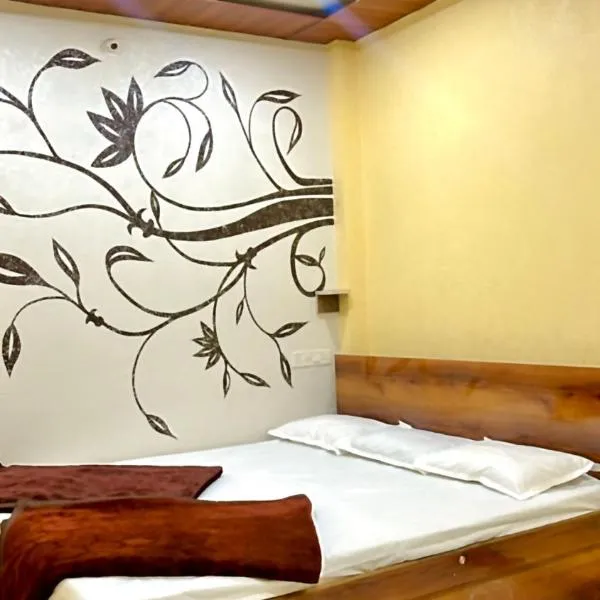 Hotel Maya shree，位于Aslāoda的酒店