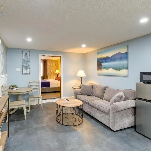 North Conway Condo with Pool Access 2 Mi to Skiing，位于北康威的酒店