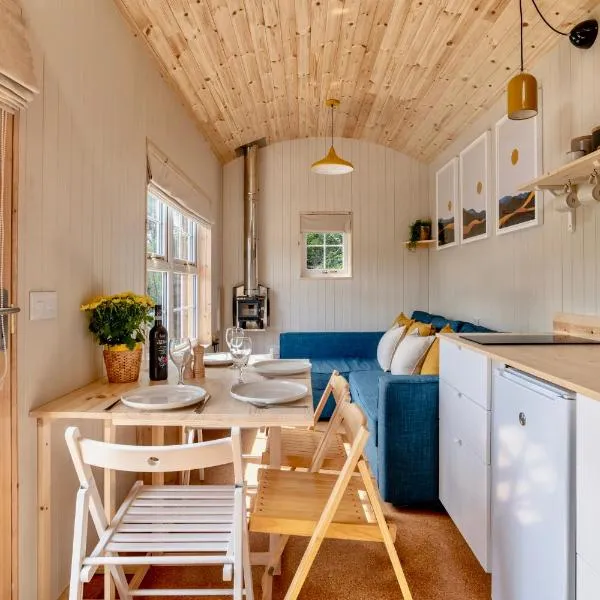 Enchanting Tiny House with wood burner and hot tub in Cairngorms，位于布雷马的酒店