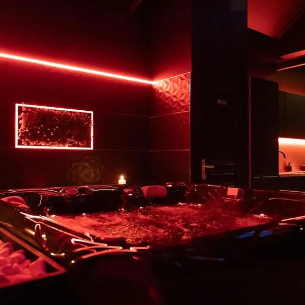 Loveroom Ô Diable Des Plaisirs avec jacuzzi，位于图尔昆的酒店