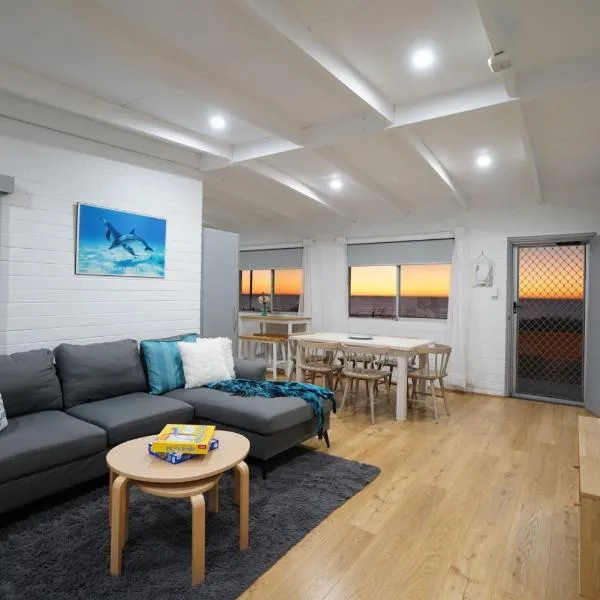 OCEA84 - Quinns Beach Shack: Ocean Views，位于Quinns Rocks的酒店