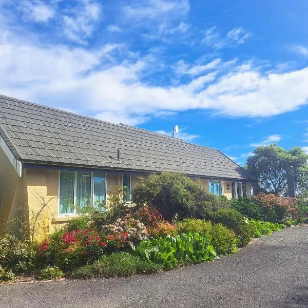 Golden Hills Farm Cottage with Swimming Pool，位于纳尔逊的酒店