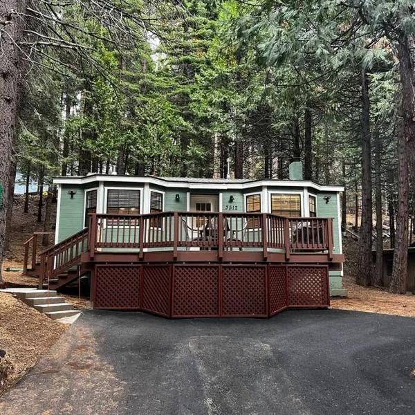 Cedar Oasis - Pet Friendly Cabin w Fireplace, Games and Wifi - 5 min to Big Trees，位于阿诺德的酒店