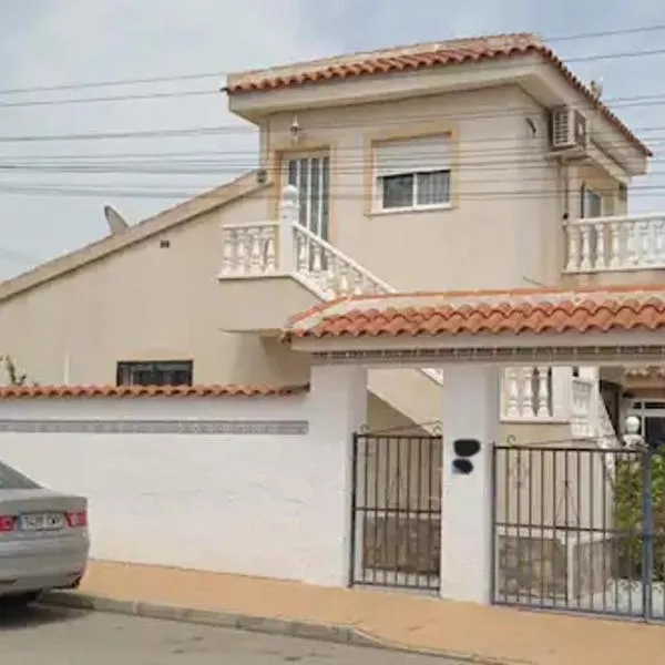 Lovely Detached 3 bedroom Villa, communal pool in Quesada，位于San Fulgencio的酒店