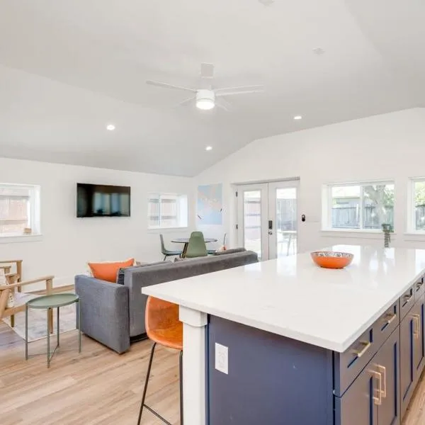2 Kings Hot Tub Modern Cottage Hill Country，位于Blanco的酒店
