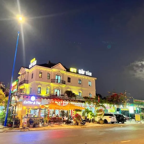 Khách Sạn Bảy Tâm Khách Sạn Gần Dinh Thầy Thím Biển LaGi，位于Ấp Tam Tân的酒店
