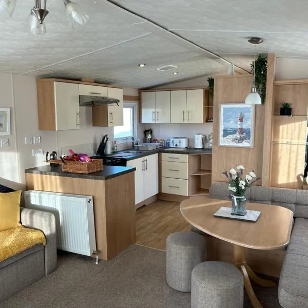 Phoenix caravan hire, Trecco bay，位于波斯考尔的酒店