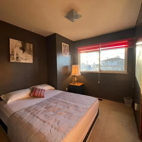 Cozy Artistic Room Available in Delta Surrey Best Price，位于三角洲的酒店