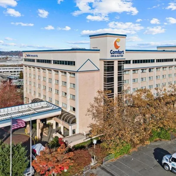 Comfort Inn & Suites Downtown Tacoma，位于Frederickson的酒店