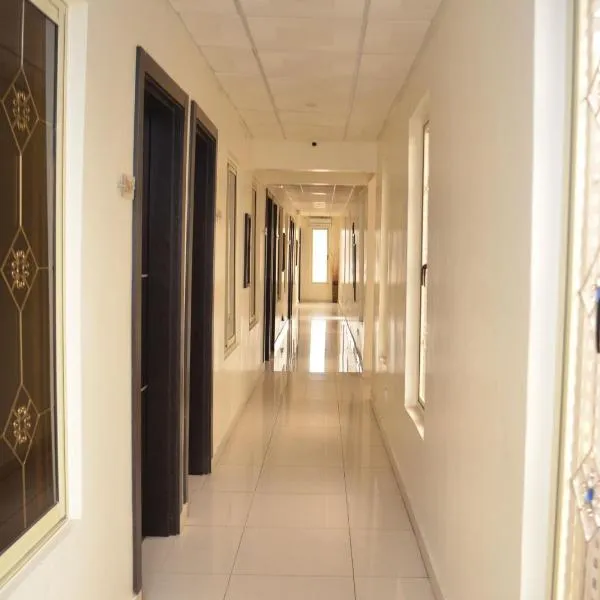 De Rigg Place - Alaka Estate, Surulere，位于Ejigbo的酒店