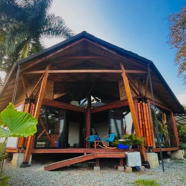 BooHouse - A Wild Cabin in Colombia，位于Caicedonia的酒店
