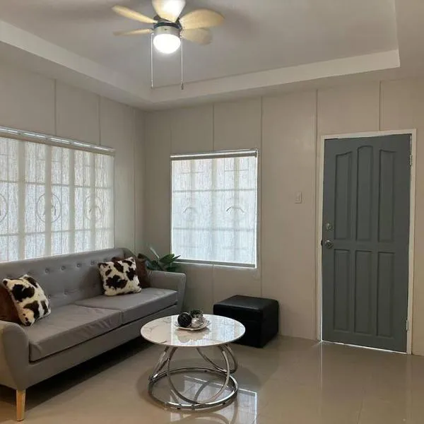 Japandi Home B - Fully Aircon, WIFI, Hot shower, 24hGuard, Center, near Malls，位于桑托斯将军城的酒店