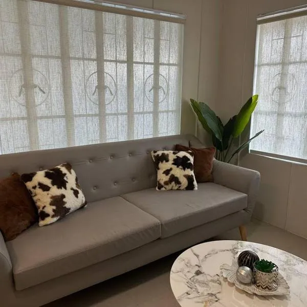 Japandi Home C - Fully Aircon, WIFI, Hot shower, 24hGuard, Center, near Malls，位于桑托斯将军城的酒店