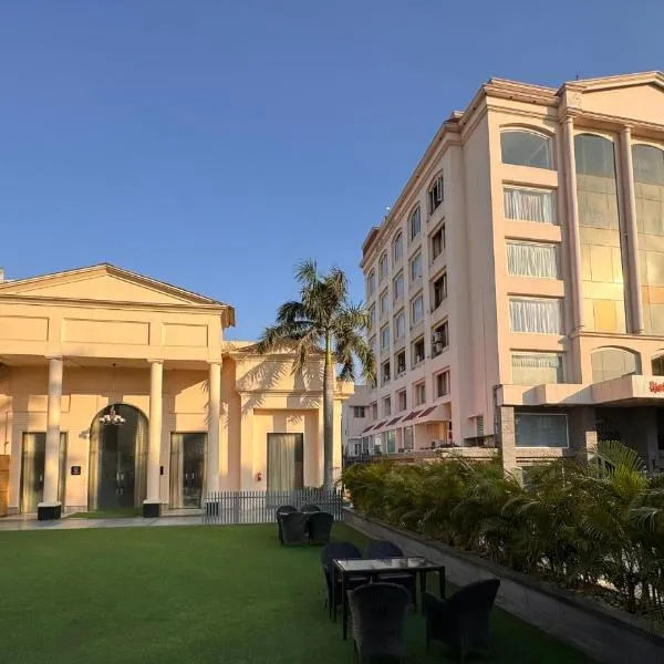 Hotel Swarn Towers，位于Rithaura的酒店