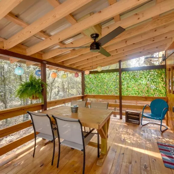 Bright Cabin with Fire Pit - 2 Mi to Holden Beach!，位于Supply的酒店