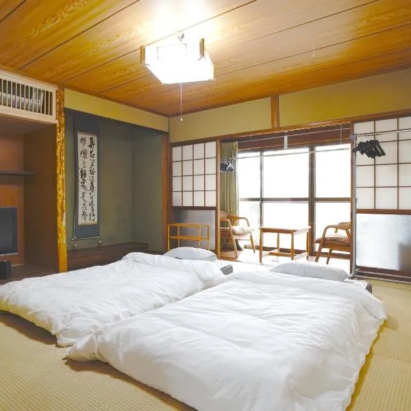 AKARIYA別館 ~横山邸~，位于唐津的酒店