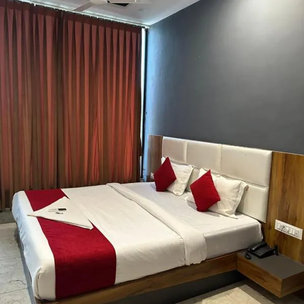 Hotel Dumas Near Airport，位于Damlawari的酒店