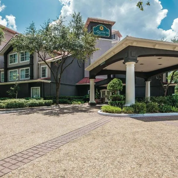 La Quinta Inn & Suites by Wyndham Houston Bush IAH South，位于休斯顿的酒店