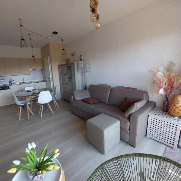 Gelijkvloers vakantie-appartement met groot zonnig terras，位于尼乌波特的酒店