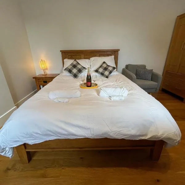 NEW King Bed Romantic Cabin - Must See Landscapes，位于Broughton的酒店