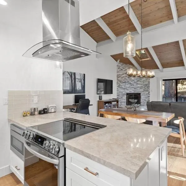 Fun & Air Conditioned Lake Tahoe 3 BR/2.5 BA Home，位于斜坡村的酒店