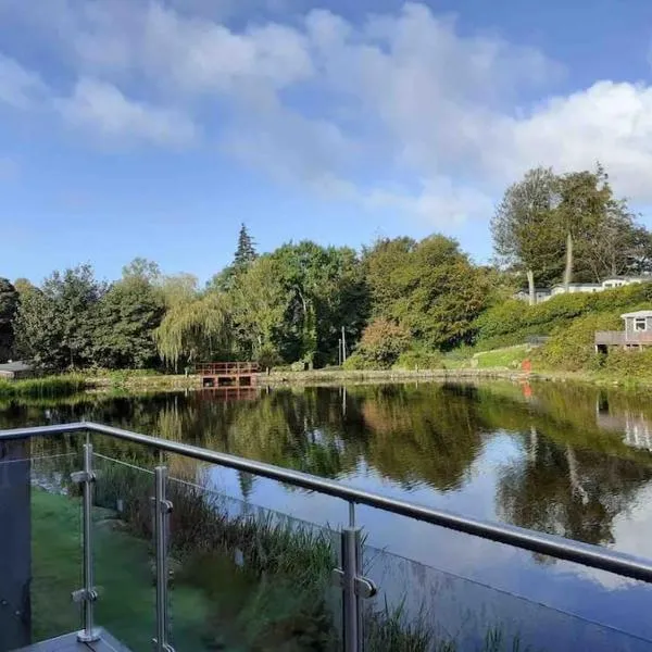 Lakeside Cabin, Caernarfon North Wales，位于Caeathro的酒店