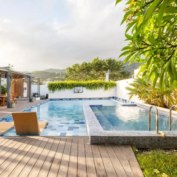 Tirta Spring Villa with Hotspring Pool，位于洛斯巴尼奥斯的酒店