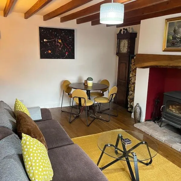 Stunning Cottage with Log Burner，位于Edmondbyers的酒店