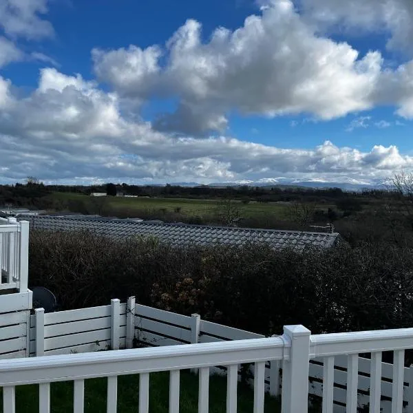 Ger-Y-Bwlch - Spacious static on 5star site with Swimming Pool，位于本莱赫的酒店