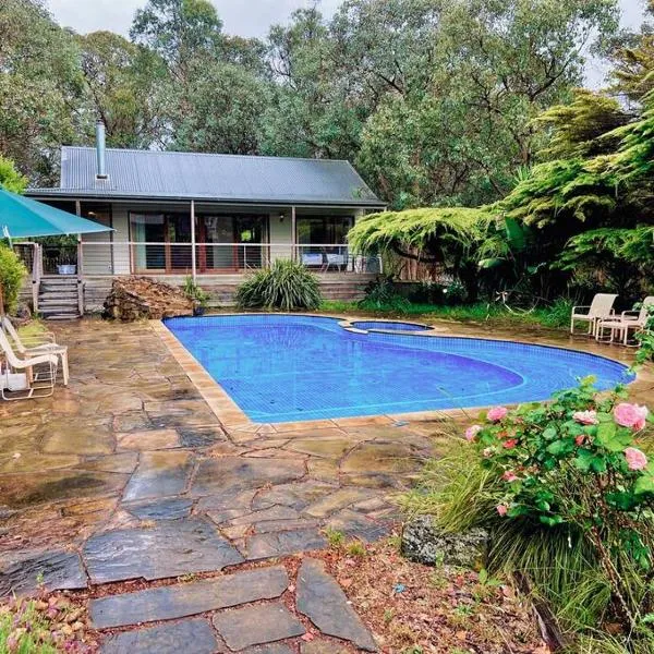 A Lovely Pool House in Forest，位于Kangaroo Ground的酒店
