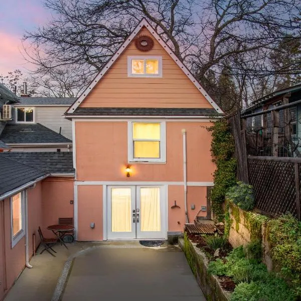 The Carriage House Chic Treetop Loft and Hot Tub，位于草谷的酒店