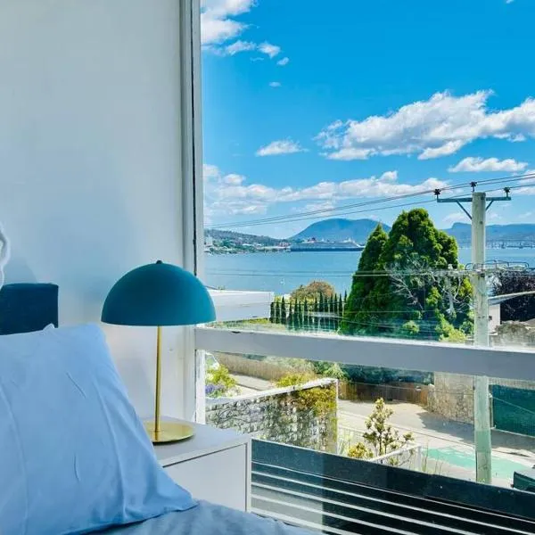 The Tassie - Luxury with panoramic water views，位于Mount Rumney的酒店