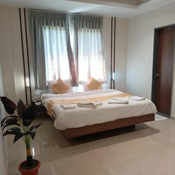 Hotel Om Residency Mhaisal Road Miraj，位于Kurandvād的酒店